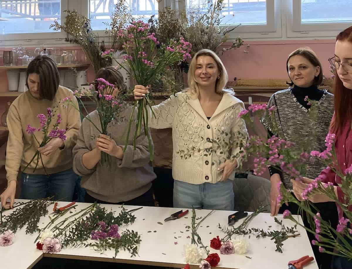 Initiation au métier d’assistant de fleuriste pour des réfugiées ukrainiennes organisé avec notre partenaire Du Pain & des roses